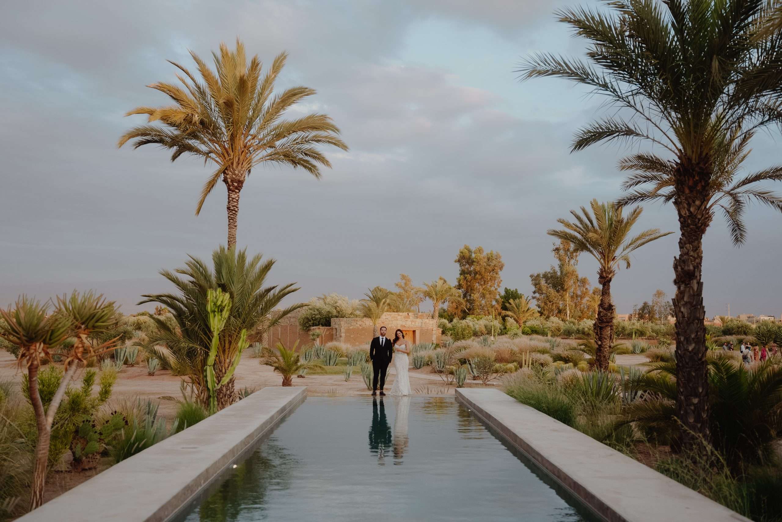 Bride and groom at the pool of Villa D in Marrakech